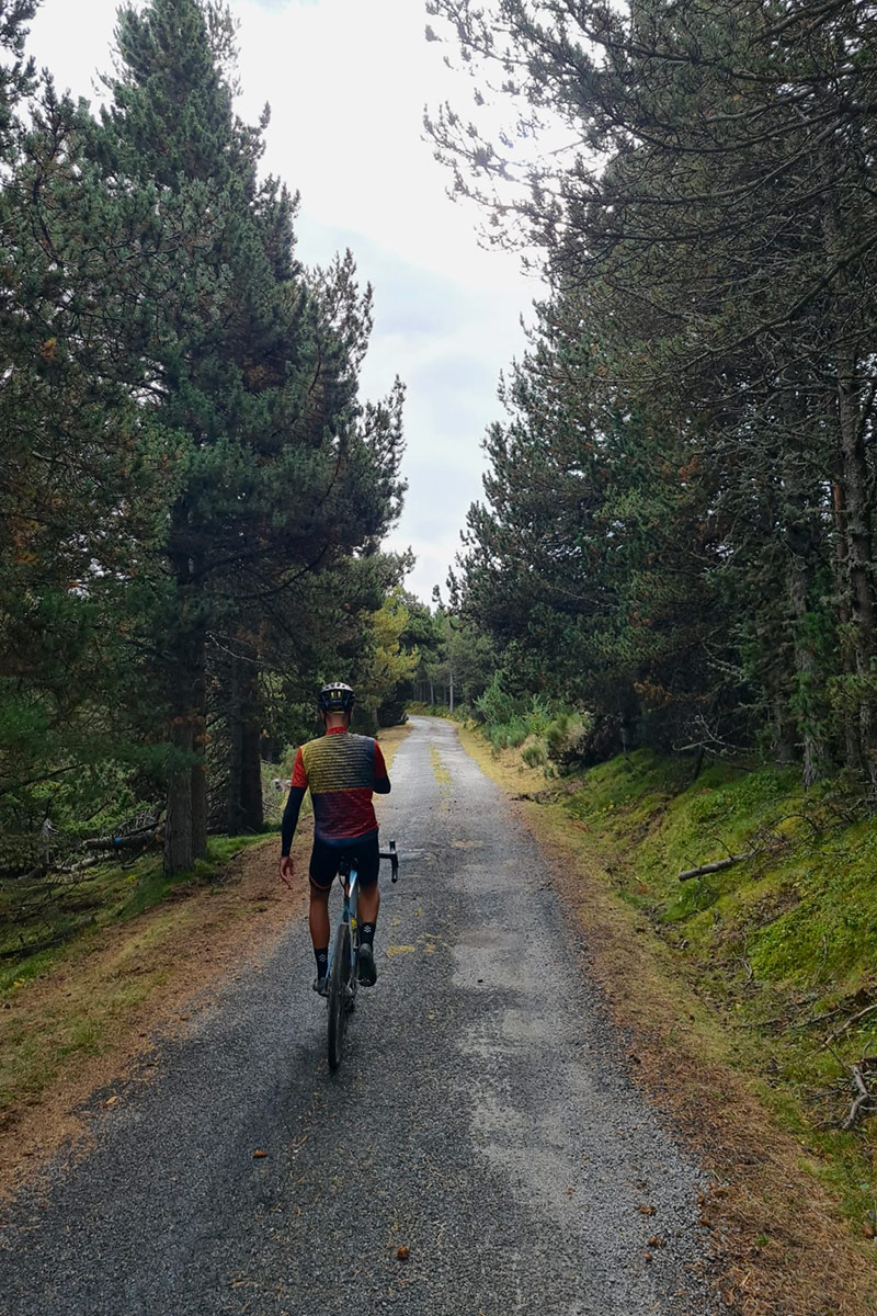 Pedaleando con mi bicicleta de gravel por una carretera estrecha en el Pirineo