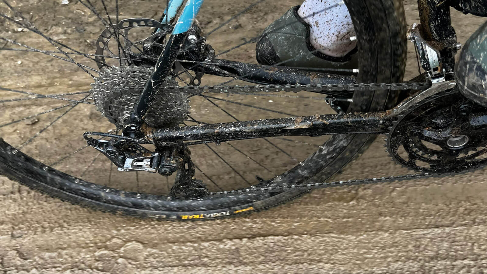 Piñones platos y cadena de la bicicleta llenos de barro en plena ruta
