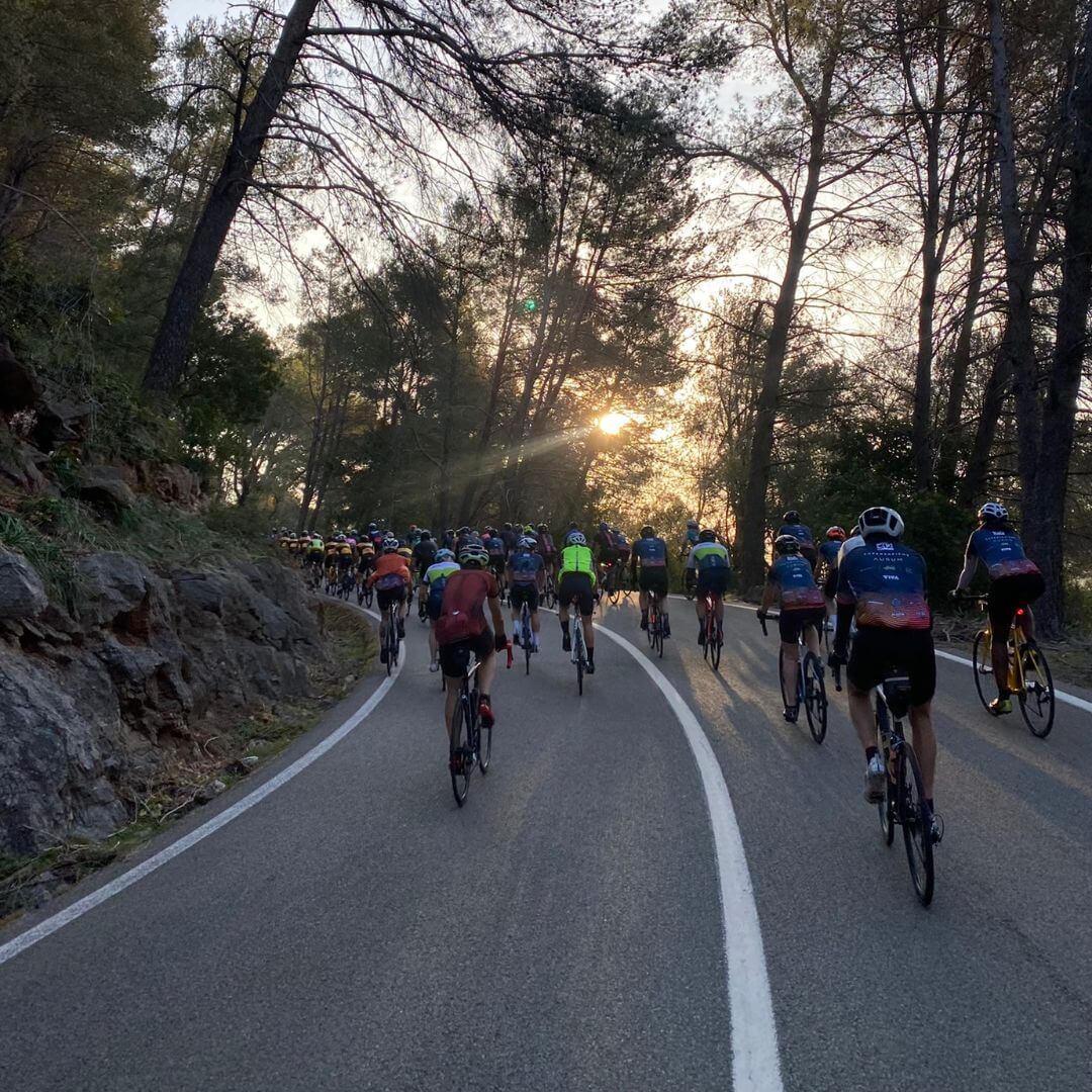 bicis en salida del sol del primer puerto de la Mallorca 312